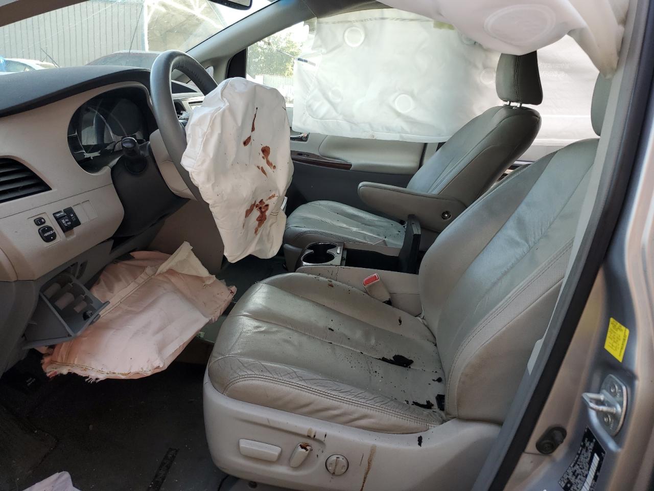 2011 Toyota Sienna - Image 7