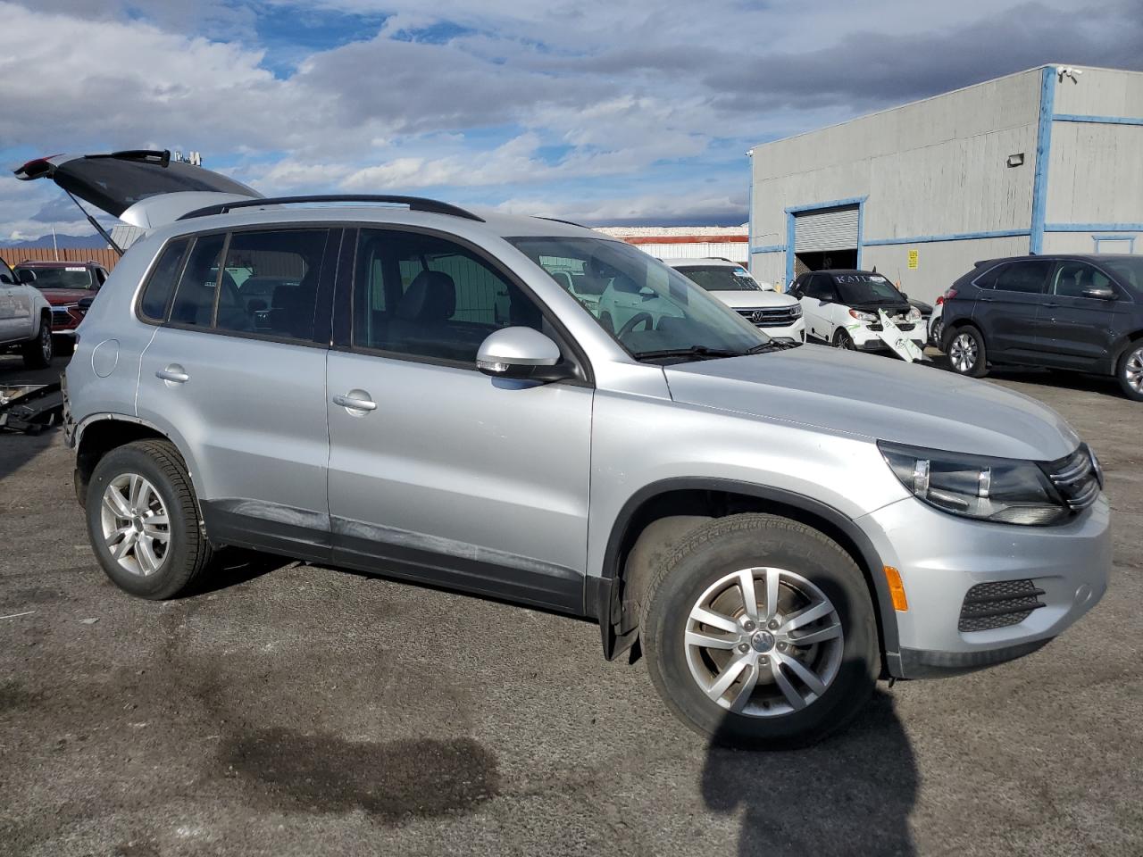2017 Volkswagen Tiguan - Image 4