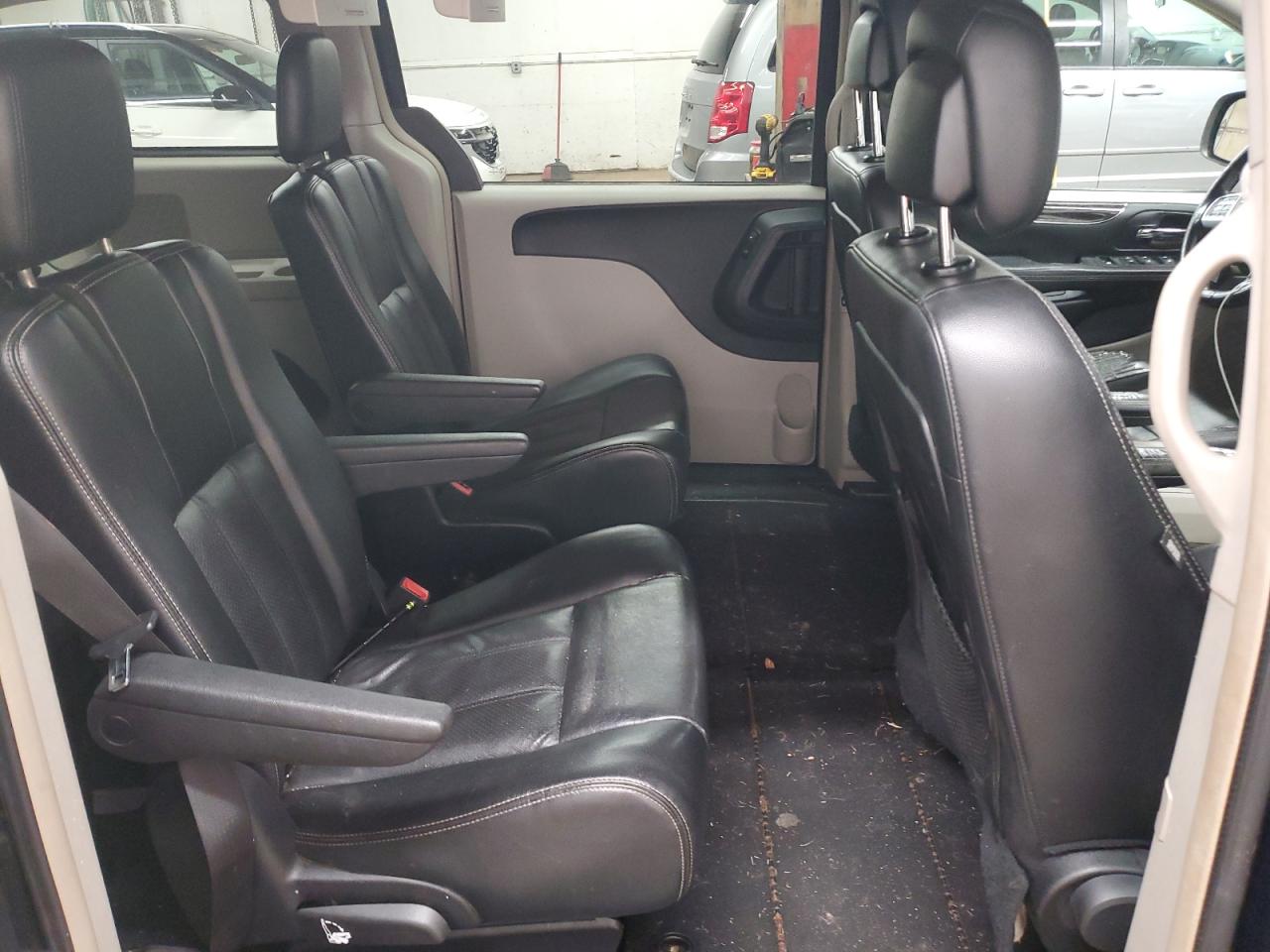 2012 Chrysler Town & Country - Image 11