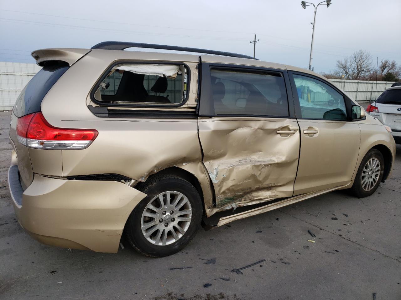 2011 Toyota Sienna - Image 3