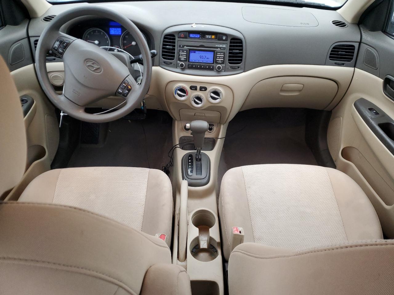 2010 Hyundai Accent - Image 8