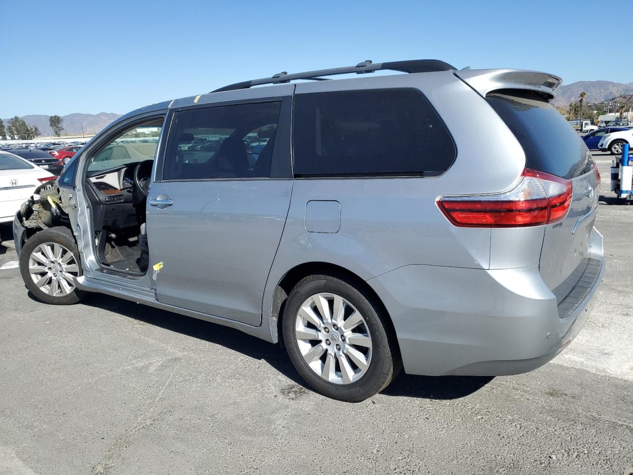 2015 Toyota Sienna - Image 2