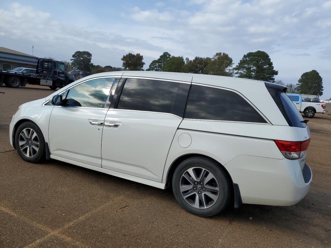 2015 Honda Odyssey - Image 2