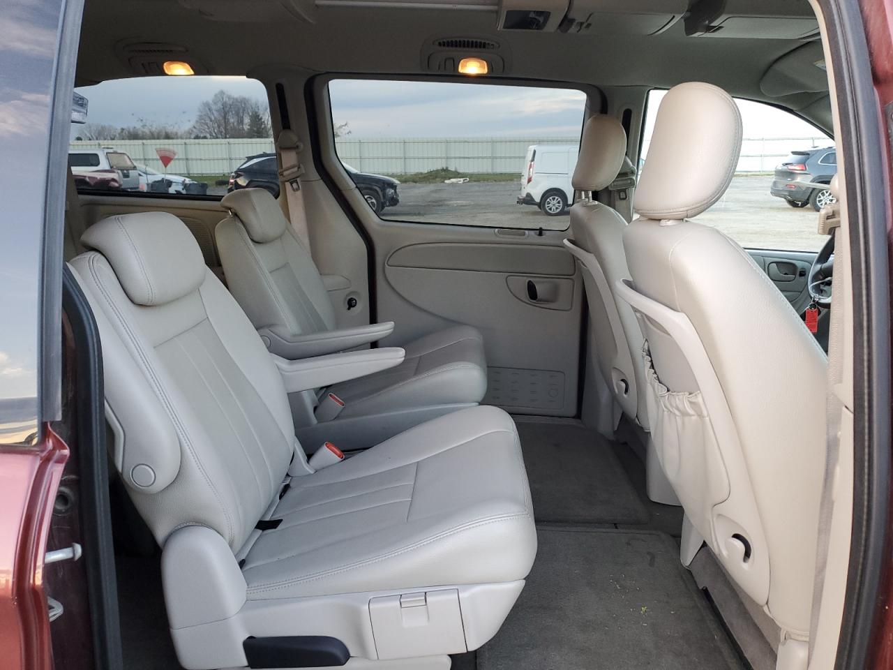 2007 Chrysler Town & Country - Image 11