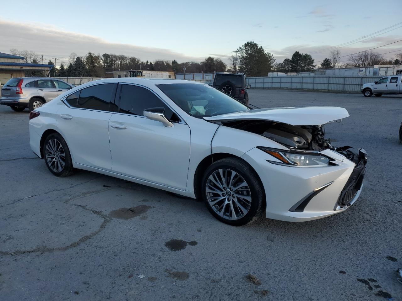 2020 Lexus ES - Image 4