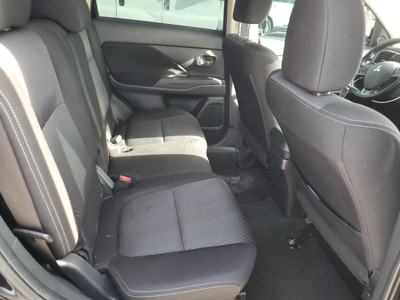 2016 Mitsubishi Outlander - Image 11