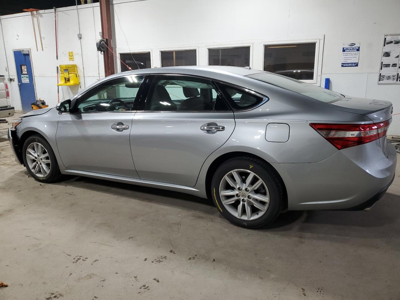 2015 Toyota Avalon - Image 2