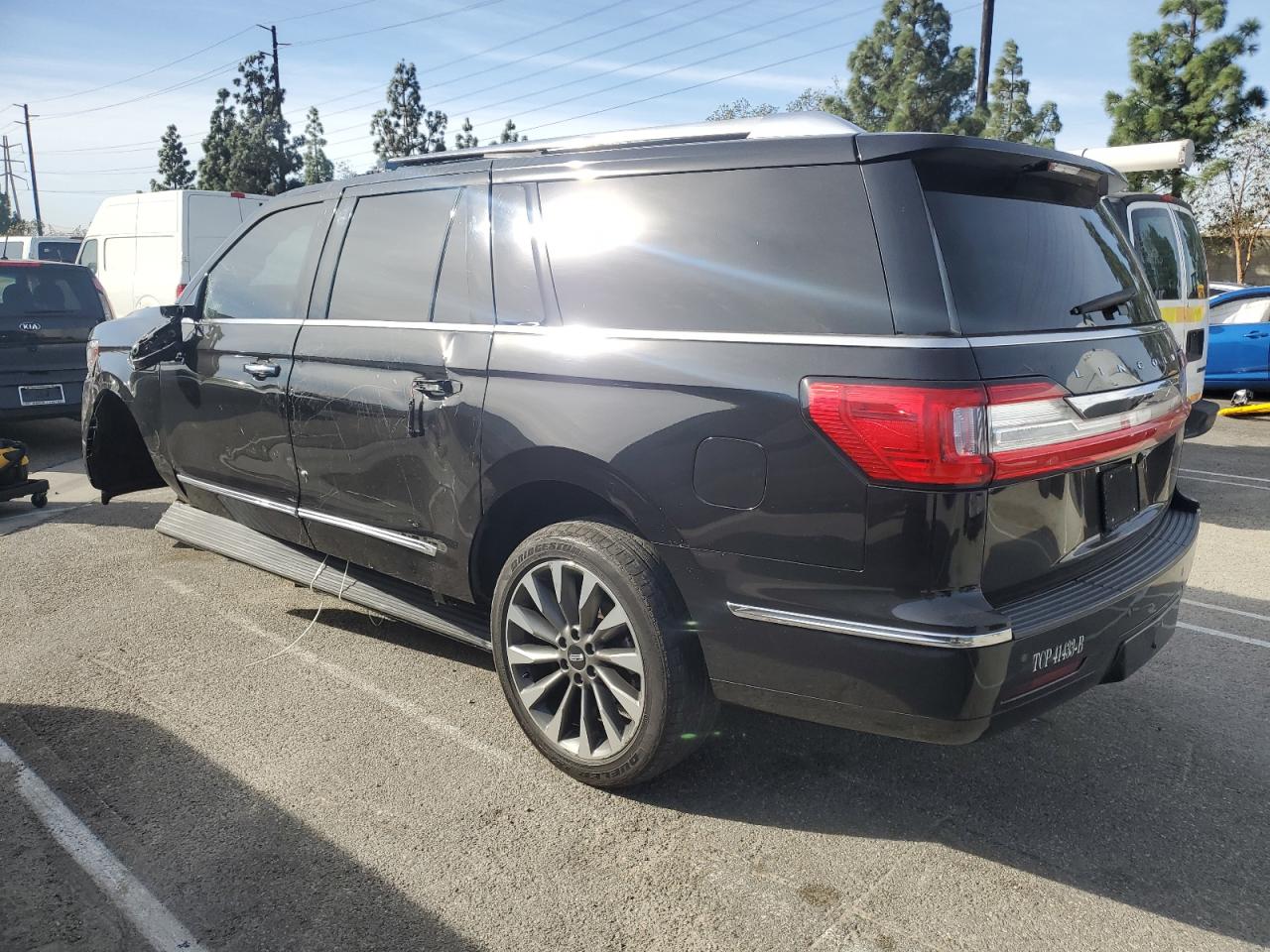 2019 Lincoln Navigator - Image 2