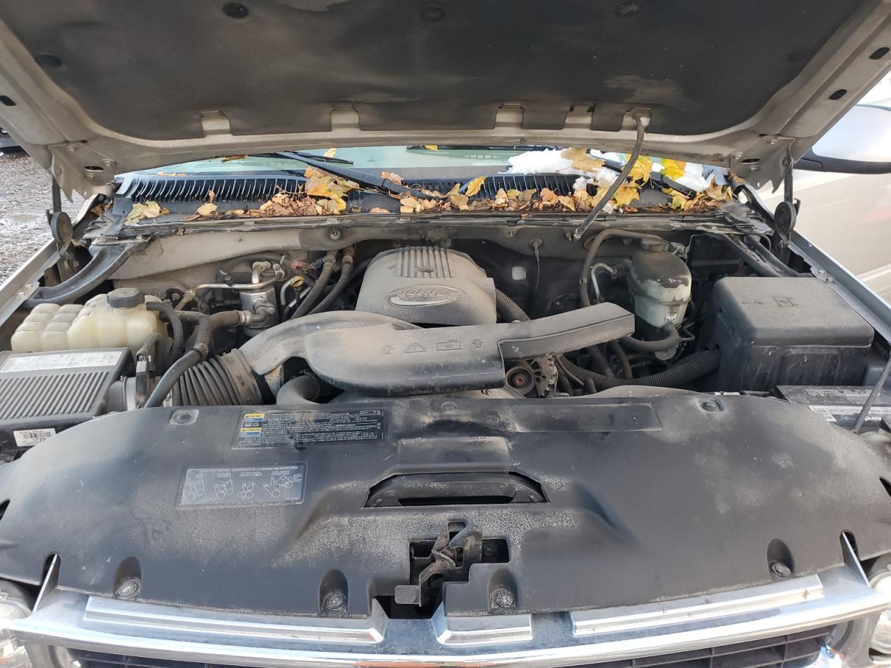 2004 Chevrolet Suburban - Image 12