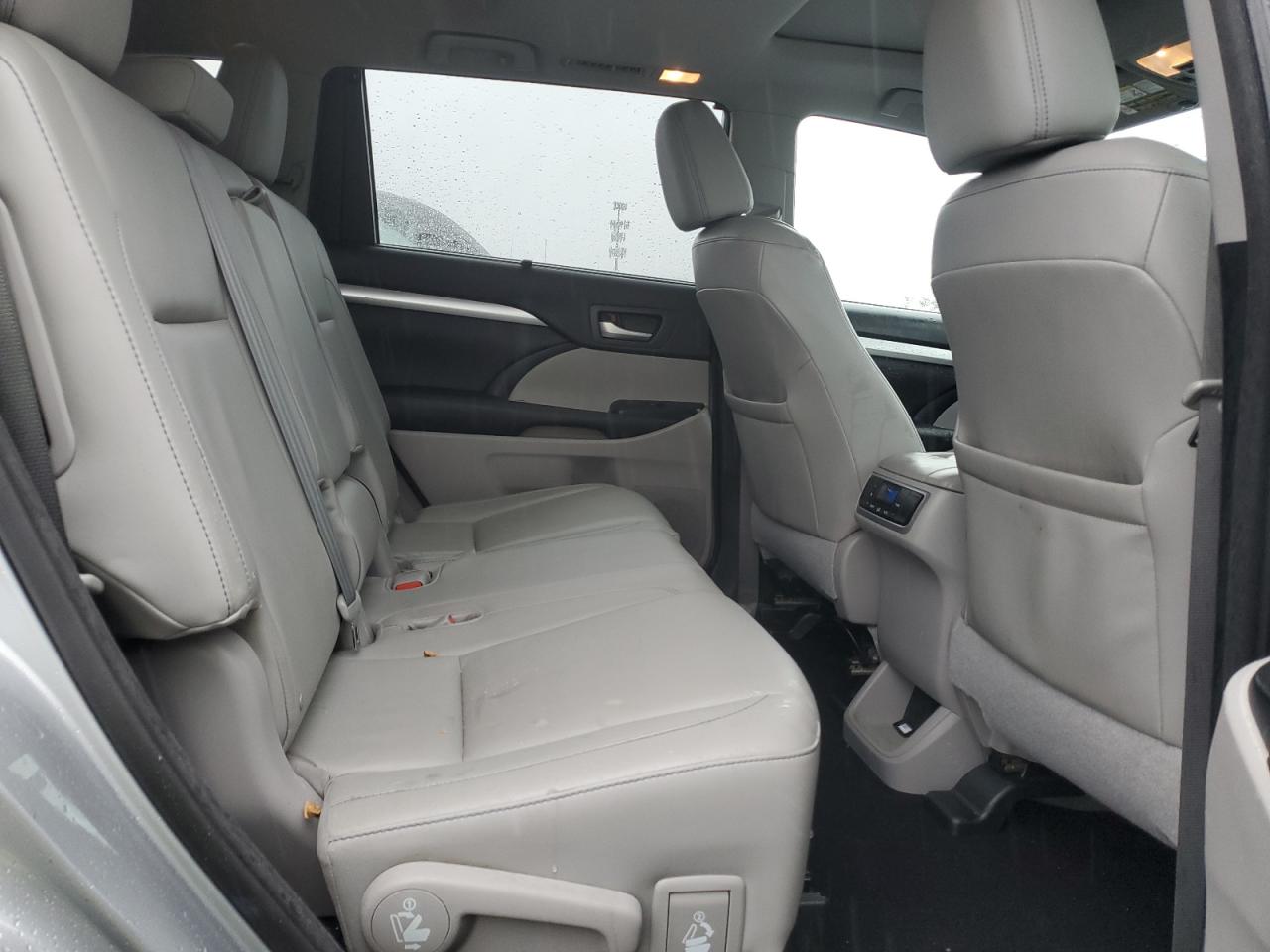 2015 Toyota Highlander - Image 11