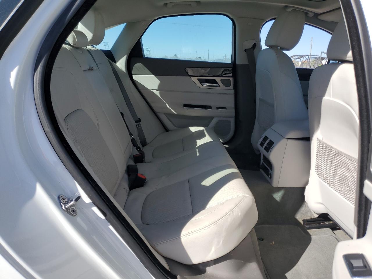 2016 Jaguar XF - Image 10