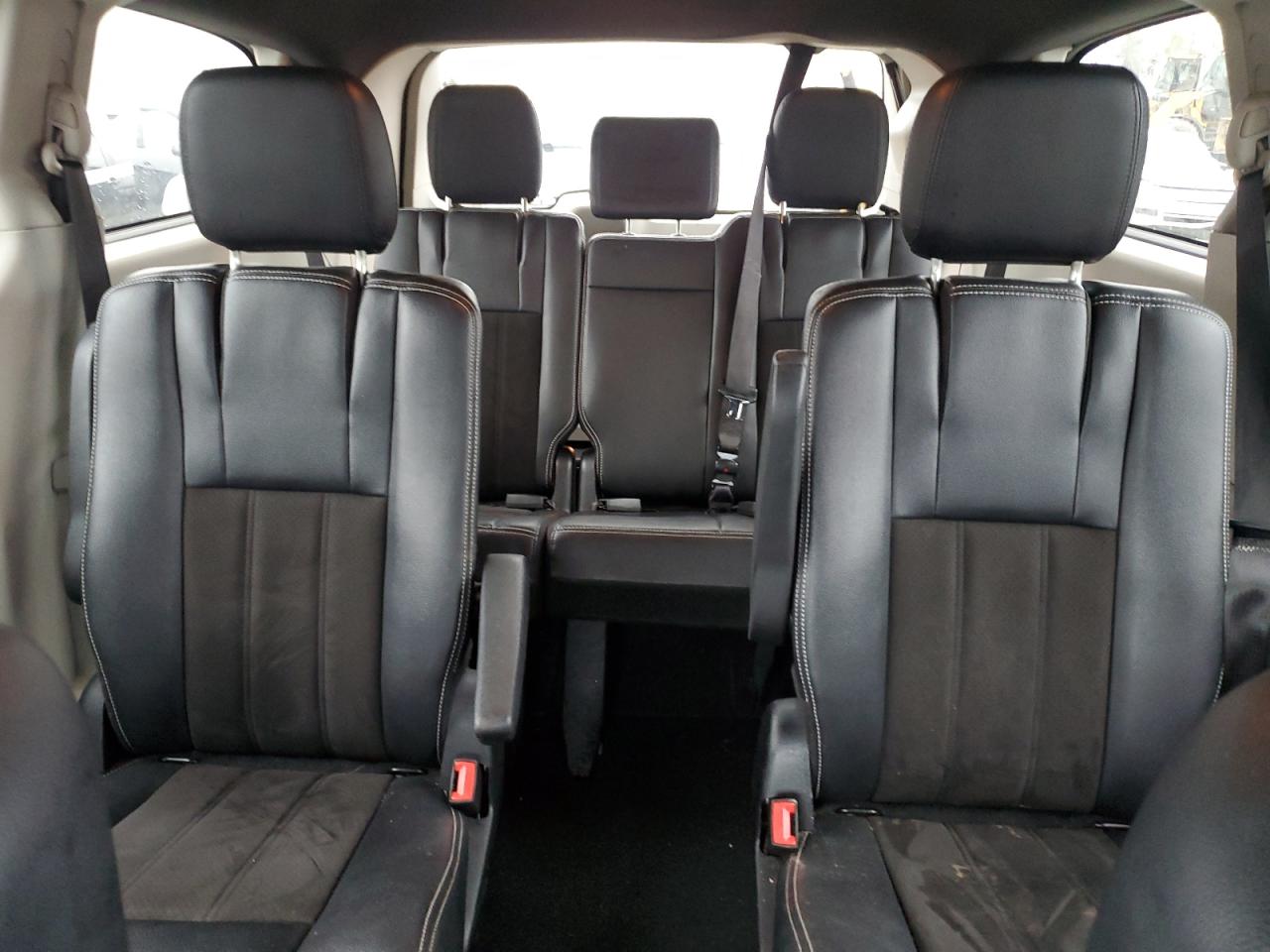 2020 Dodge Caravan - Image 10