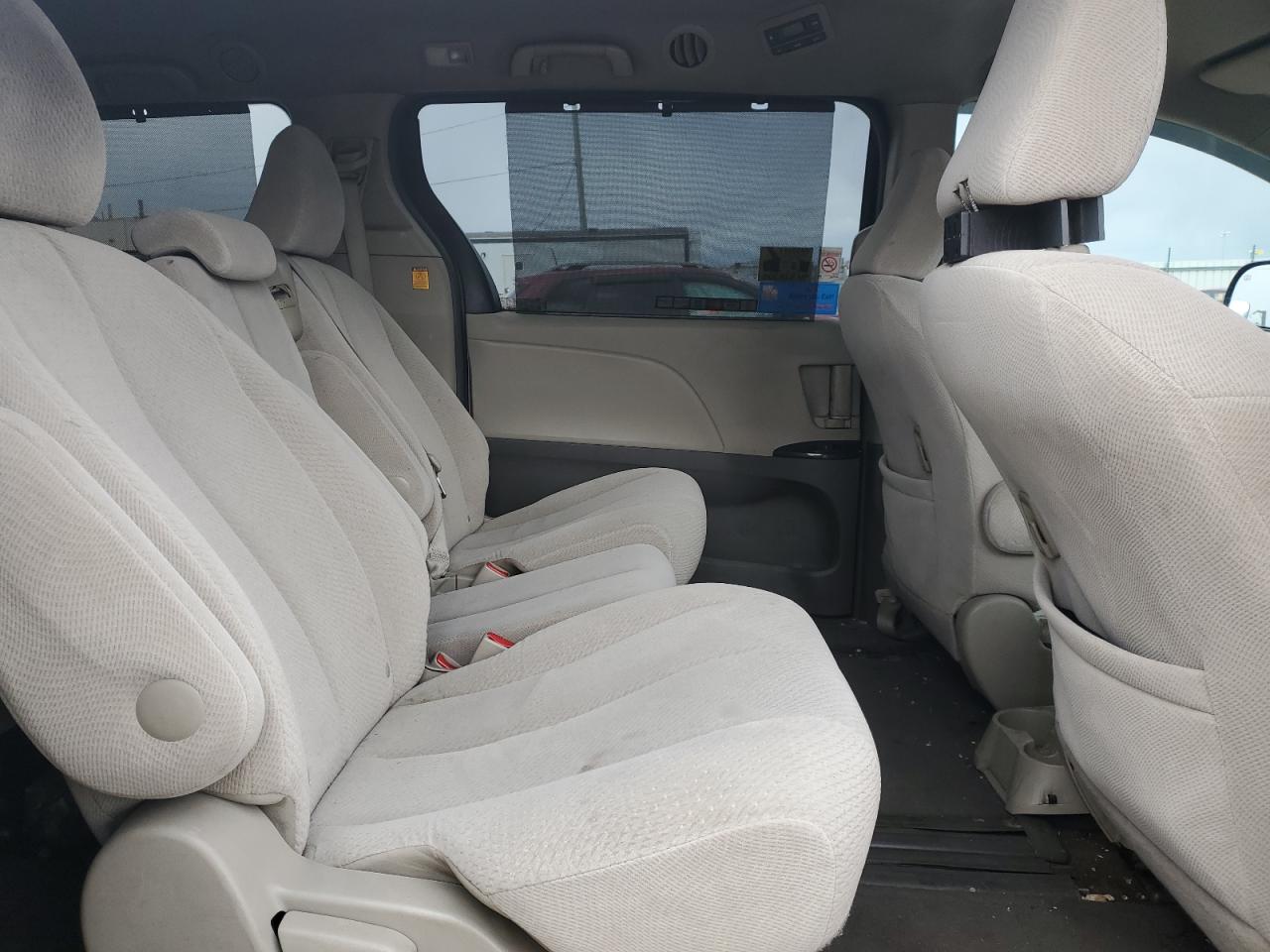 2013 Toyota Sienna - Image 12
