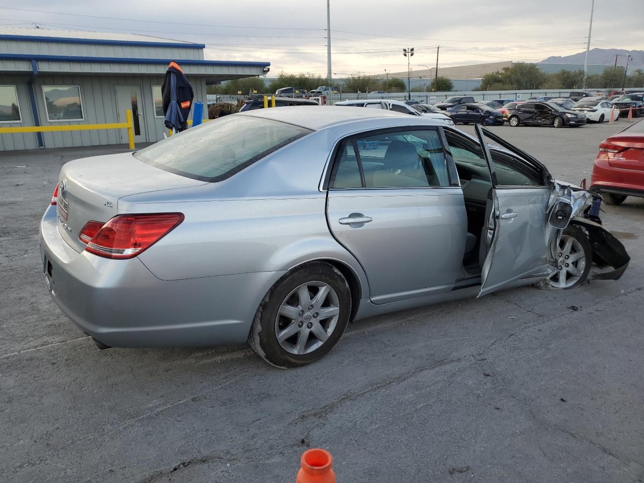2005 Toyota Avalon - Image 3