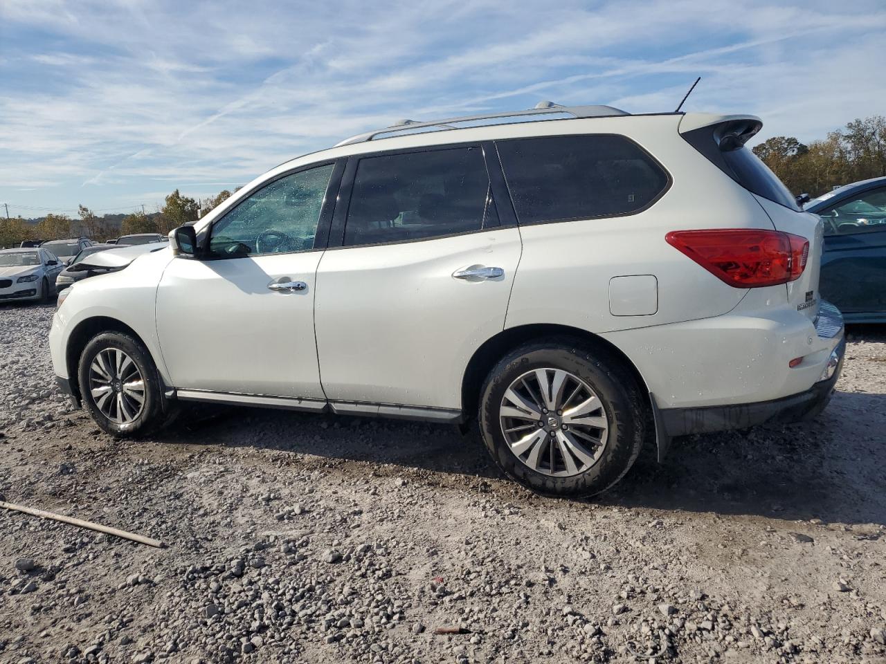 2017 Nissan Pathfinder - Image 2