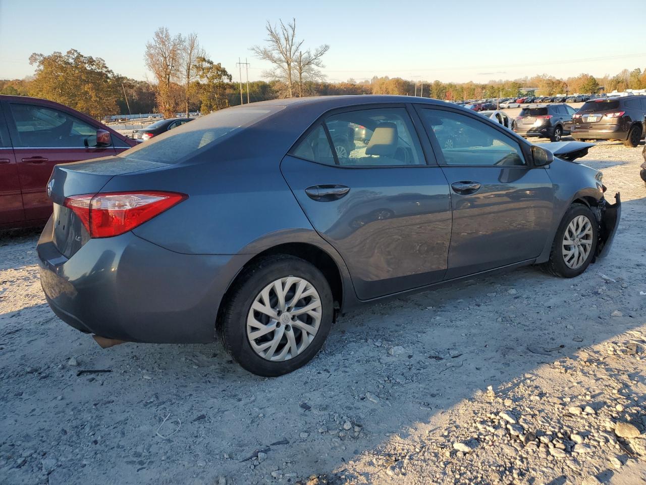 VIN 2T1BURHE8JC028864 2018 TOYOTA COROLLA no.3