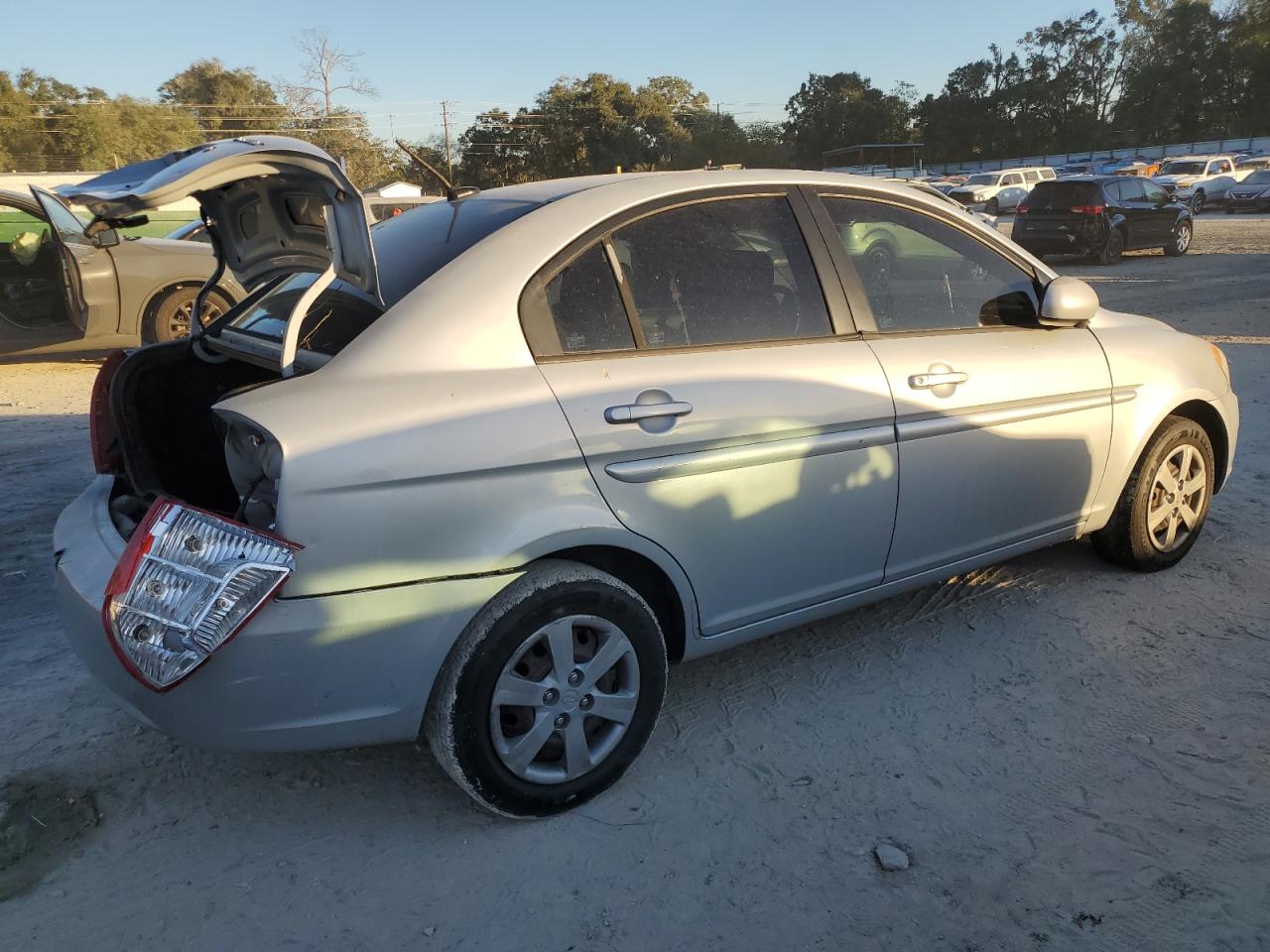2011 Hyundai Accent - Image 3