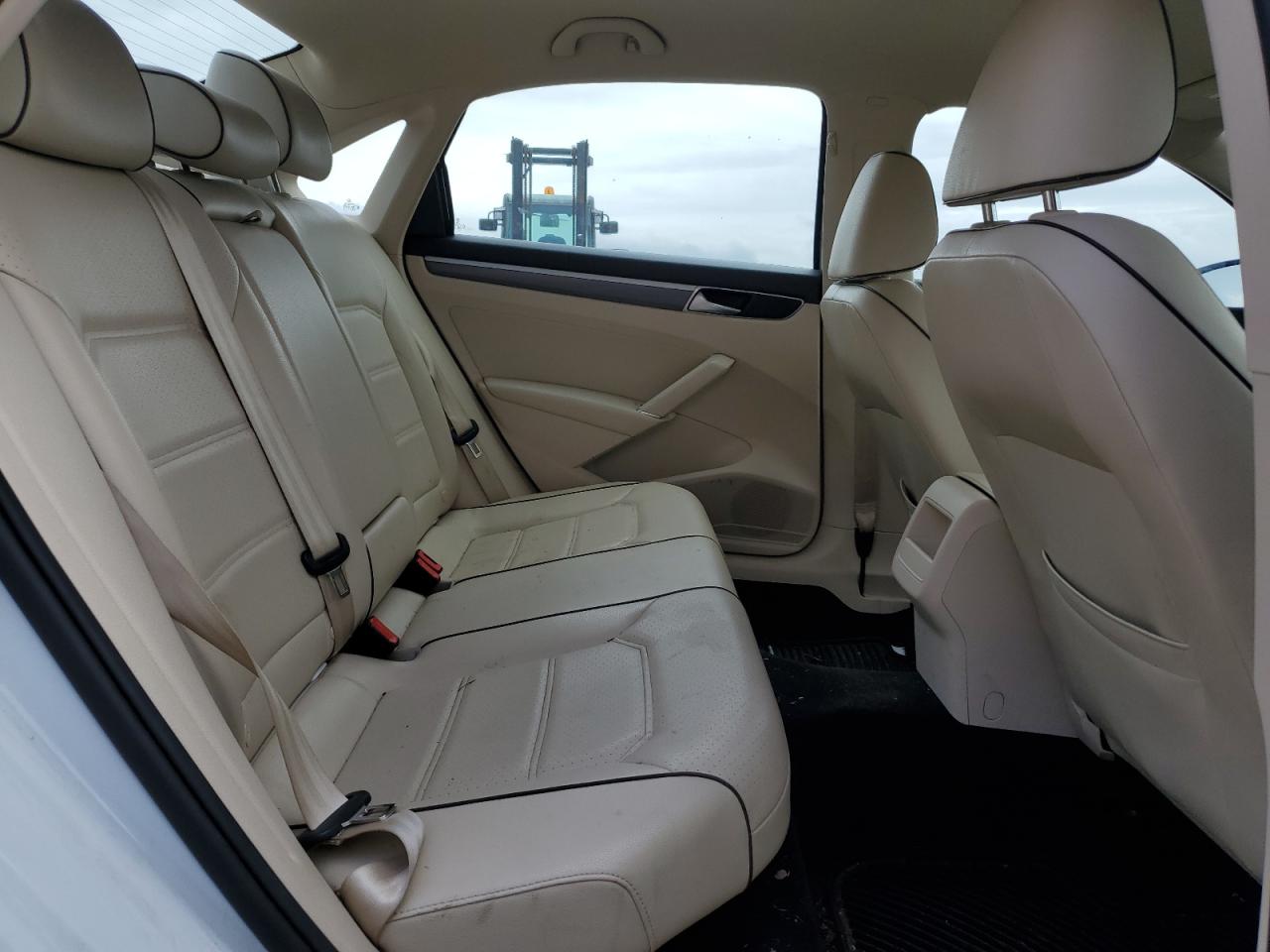 2018 Volkswagen Passat - Image 10