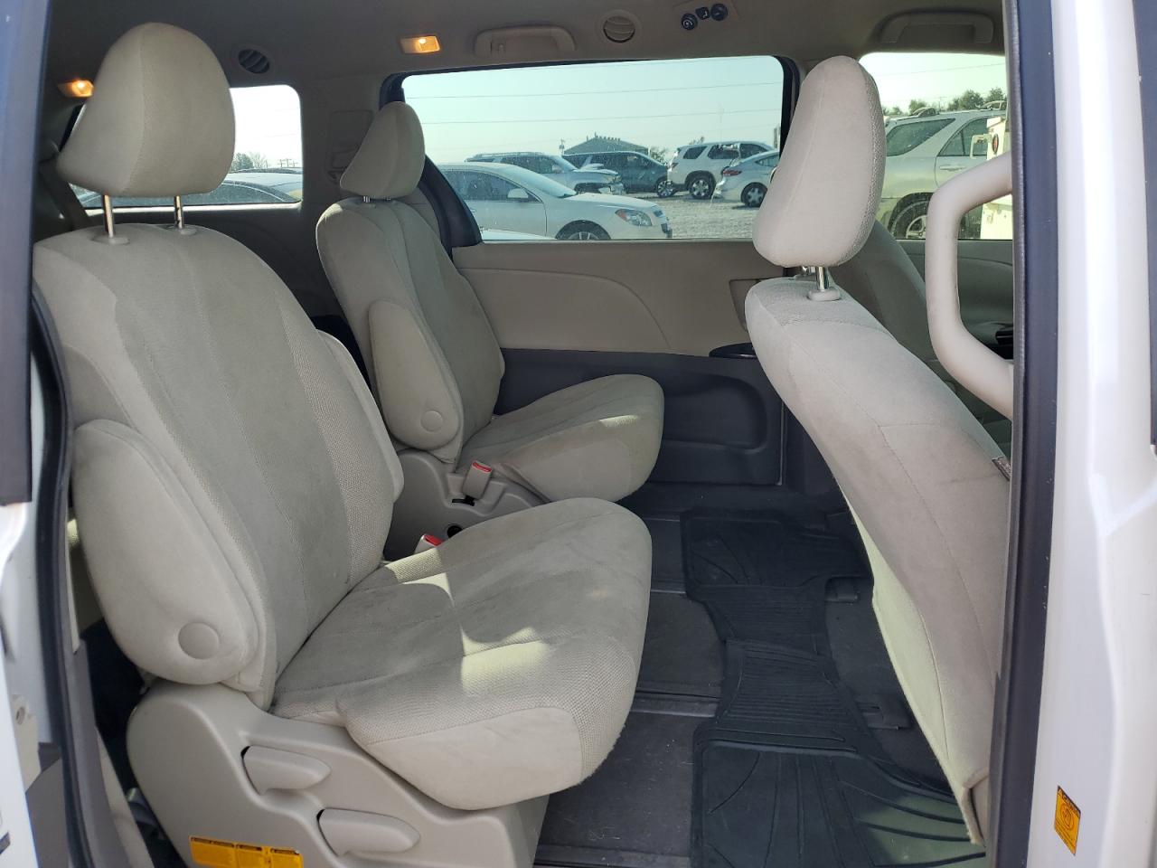 2011 Toyota Sienna - Image 11