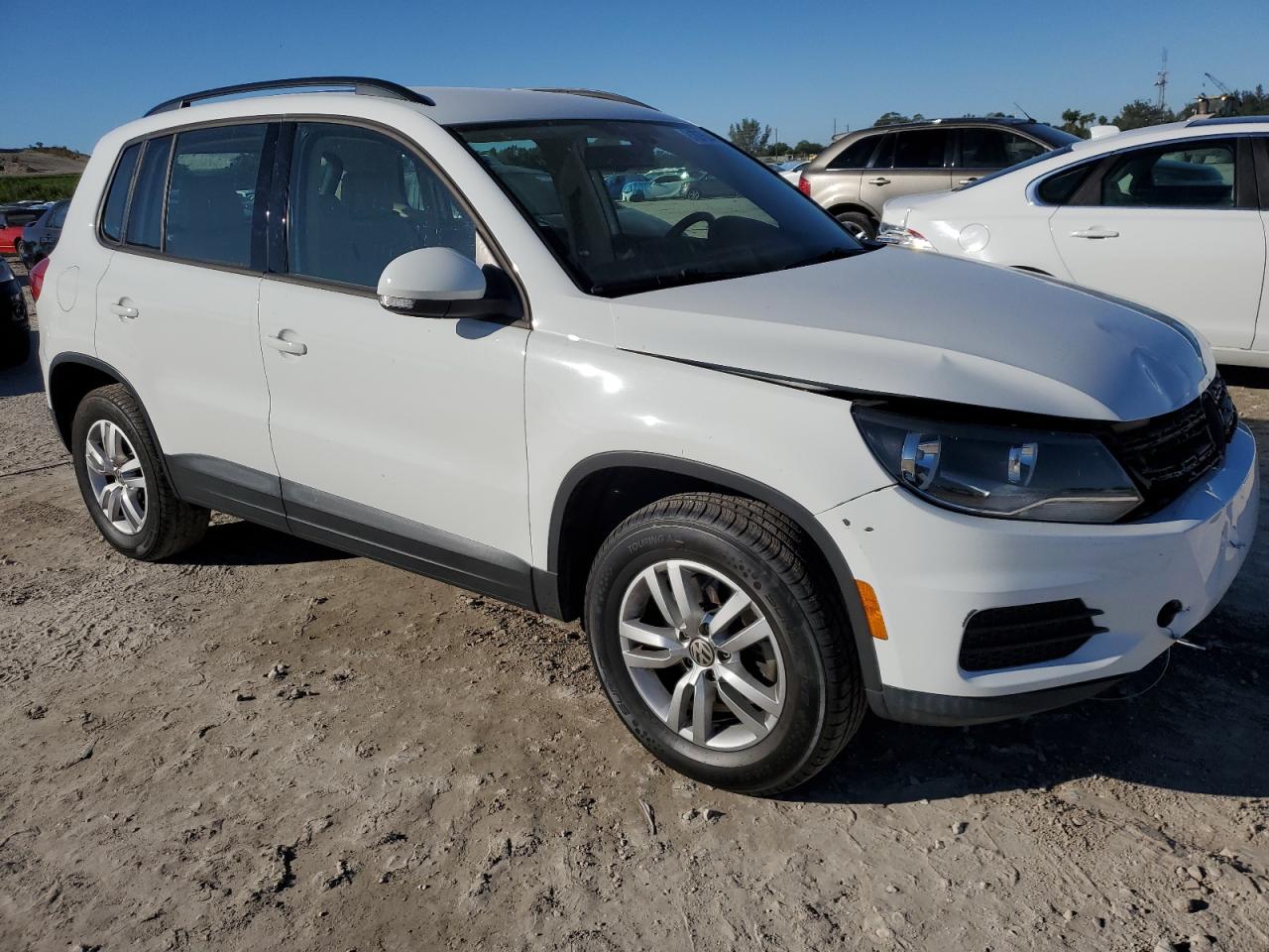2017 Volkswagen Tiguan - Image 4