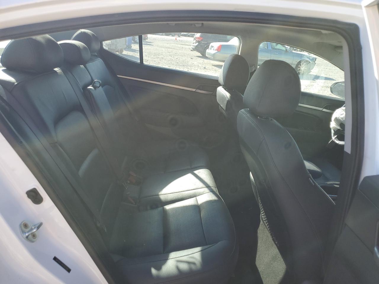 2017 Hyundai Elantra - Image 10