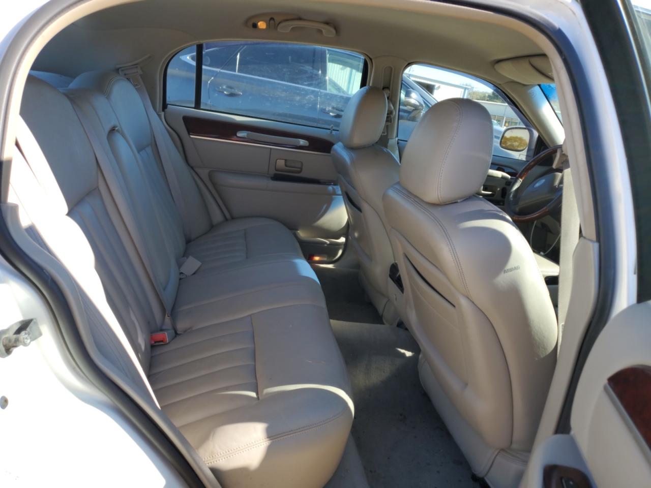 2003 Lincoln Town Car - Image 10