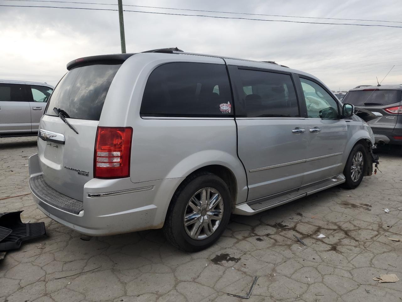2010 Chrysler Town & Country - Image 3