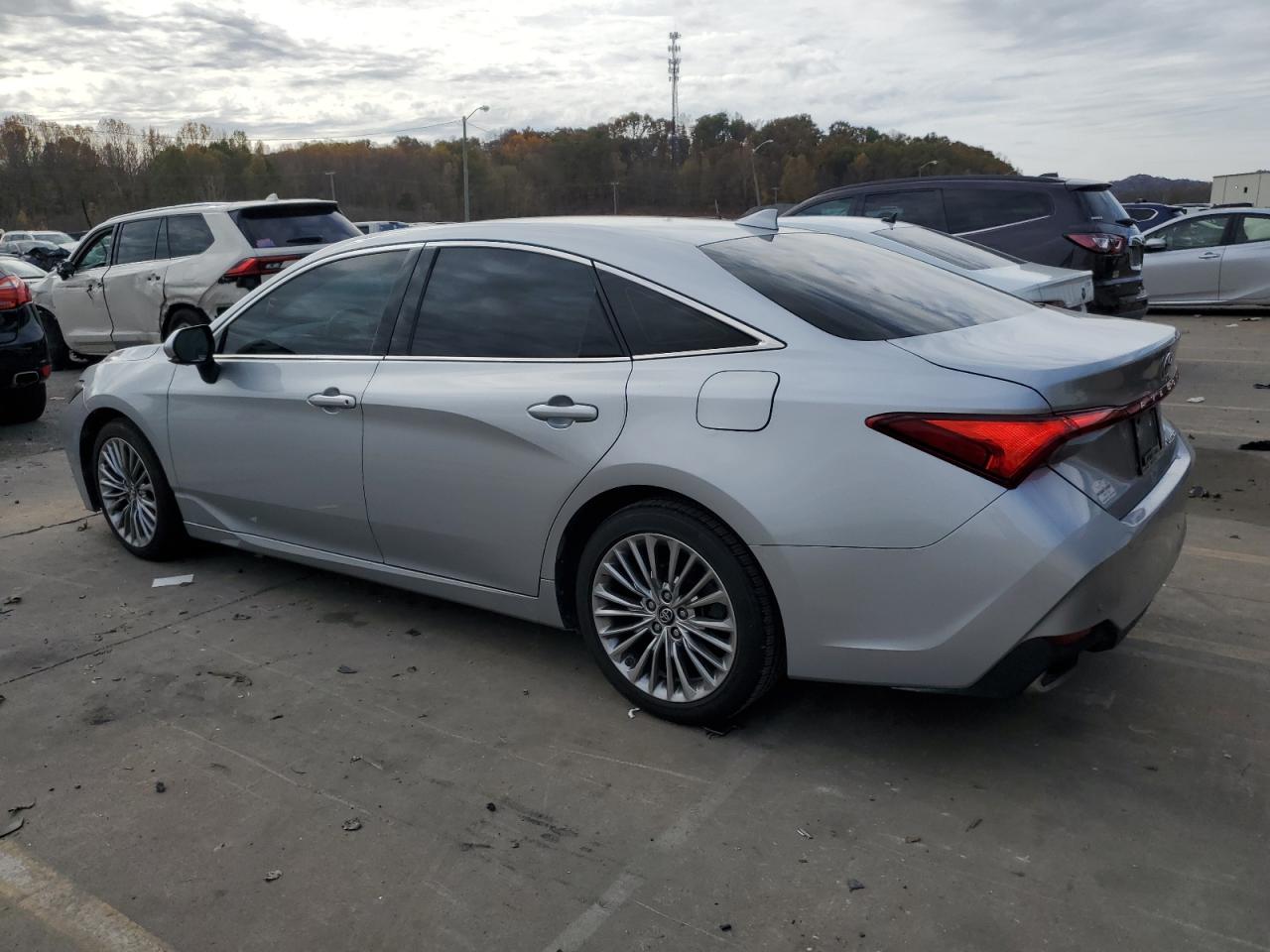 2019 Toyota Avalon - Image 2