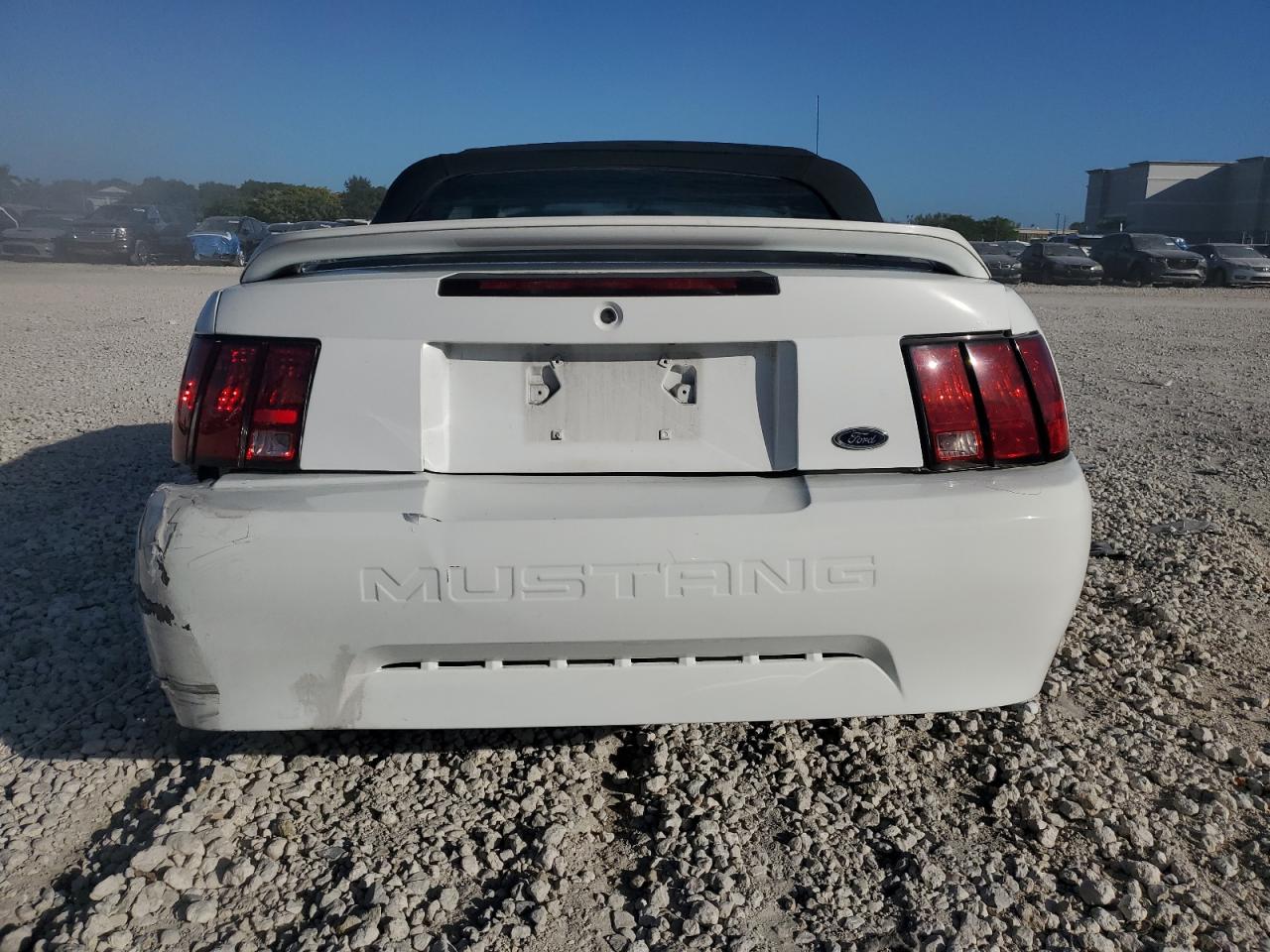 2000 Ford Mustang VIN: 1FAFP444XYF181049 Lot: 81121744