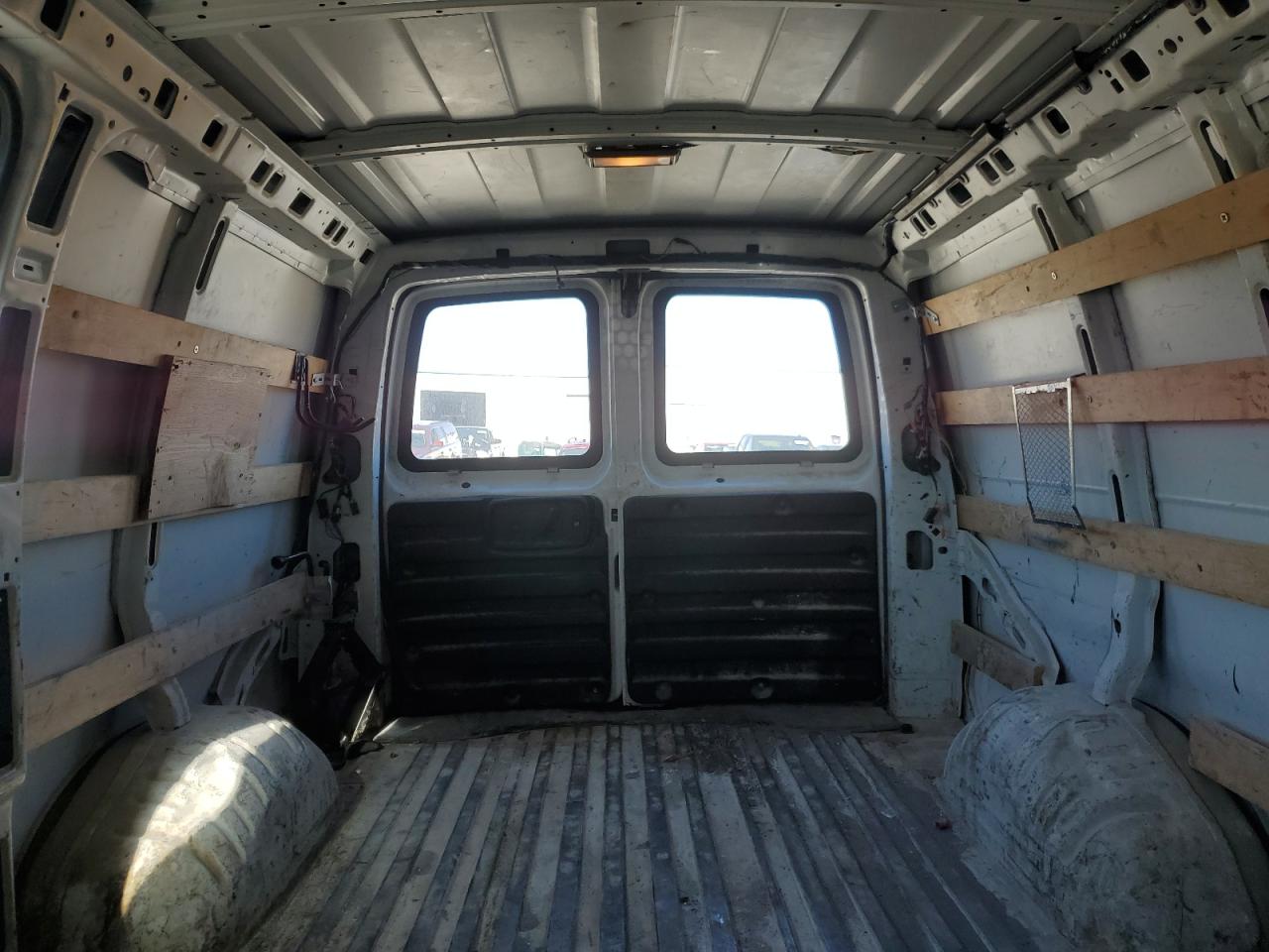 2014 GMC Savana - Image 10