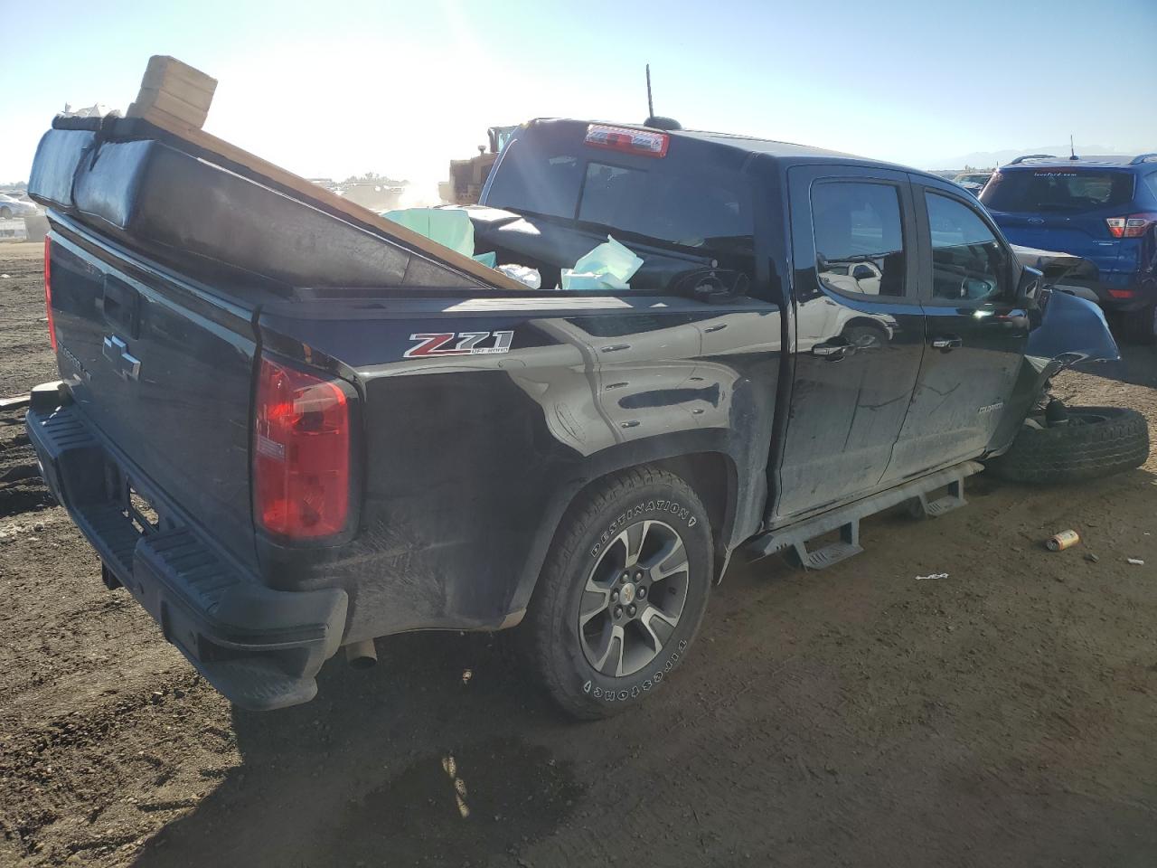 VIN 1GCGTDEN7K1137810 2019 CHEVROLET COLORADO no.3