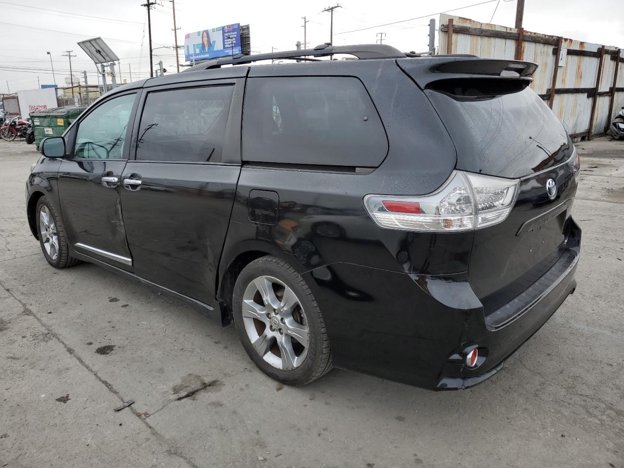 VIN 5TDXK3DC4DS386858 2013 TOYOTA SIENNA no.2