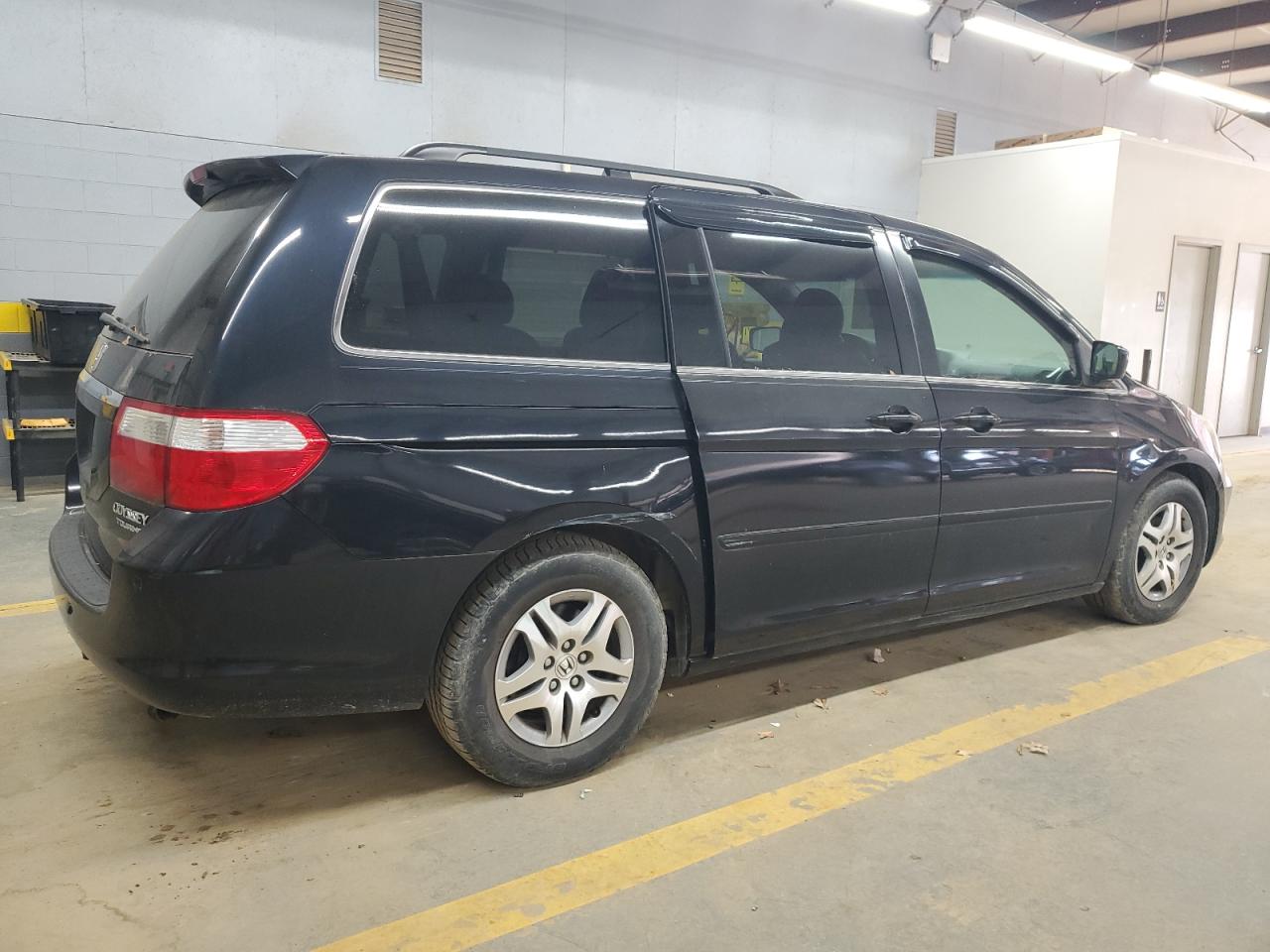 2005 Honda Odyssey - Image 3