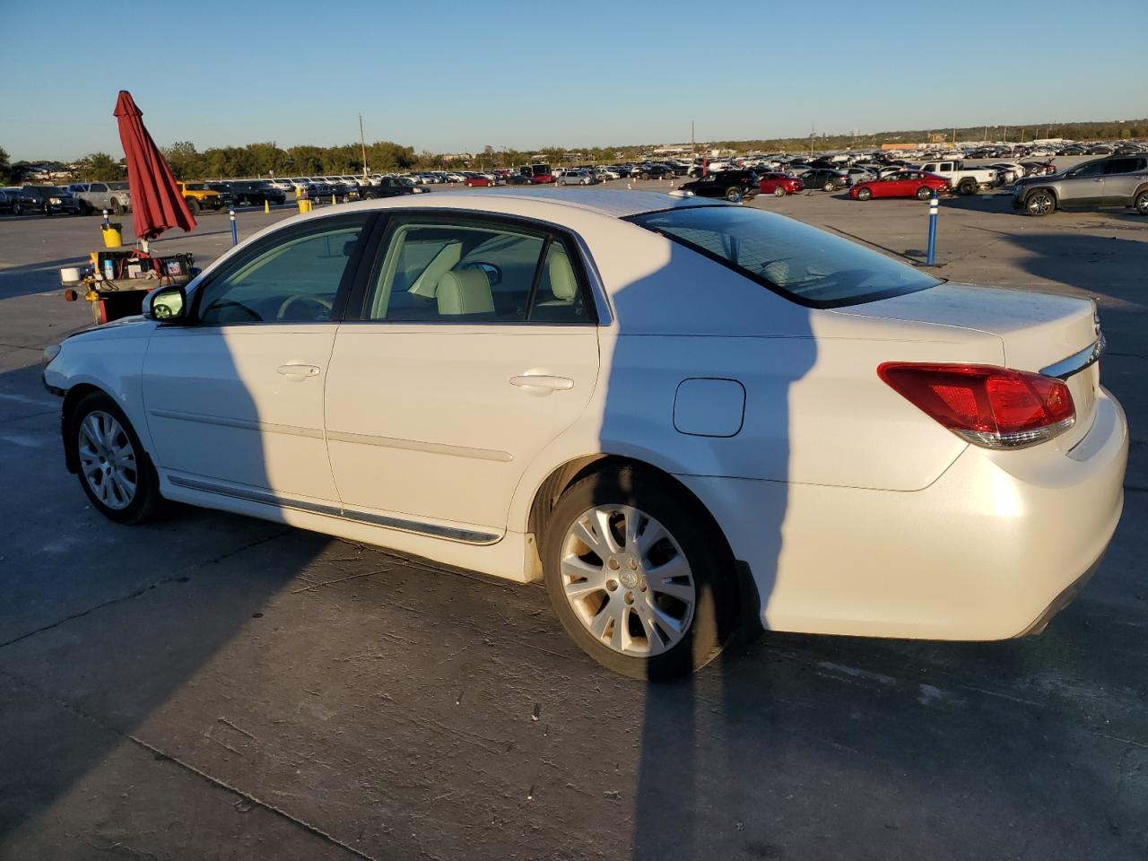 2012 Toyota Avalon - Image 2