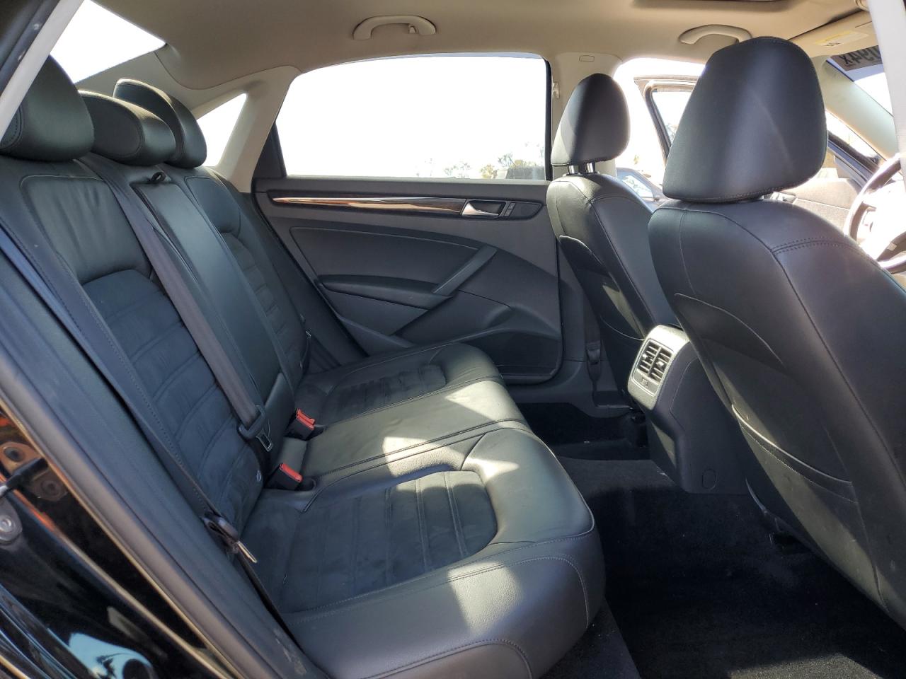 2014 Volkswagen Passat - Image 10