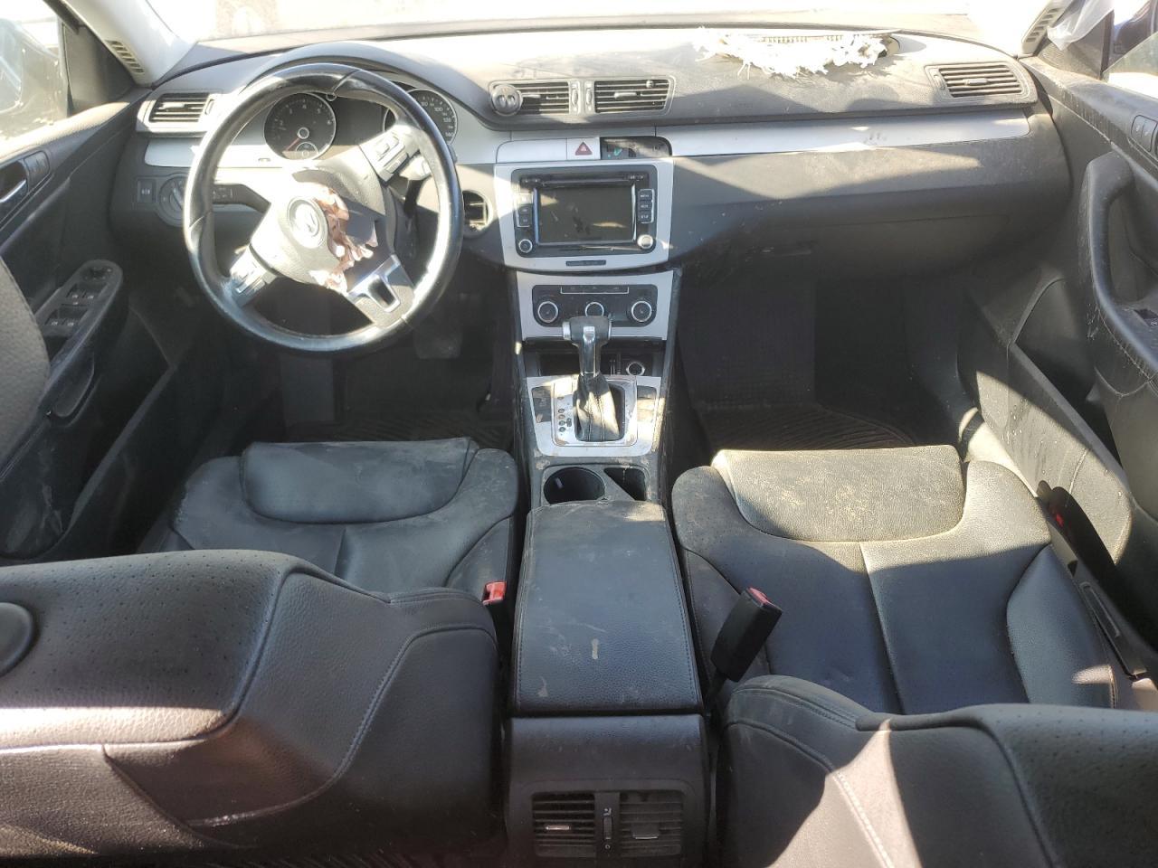 2010 Volkswagen Passat - Image 8