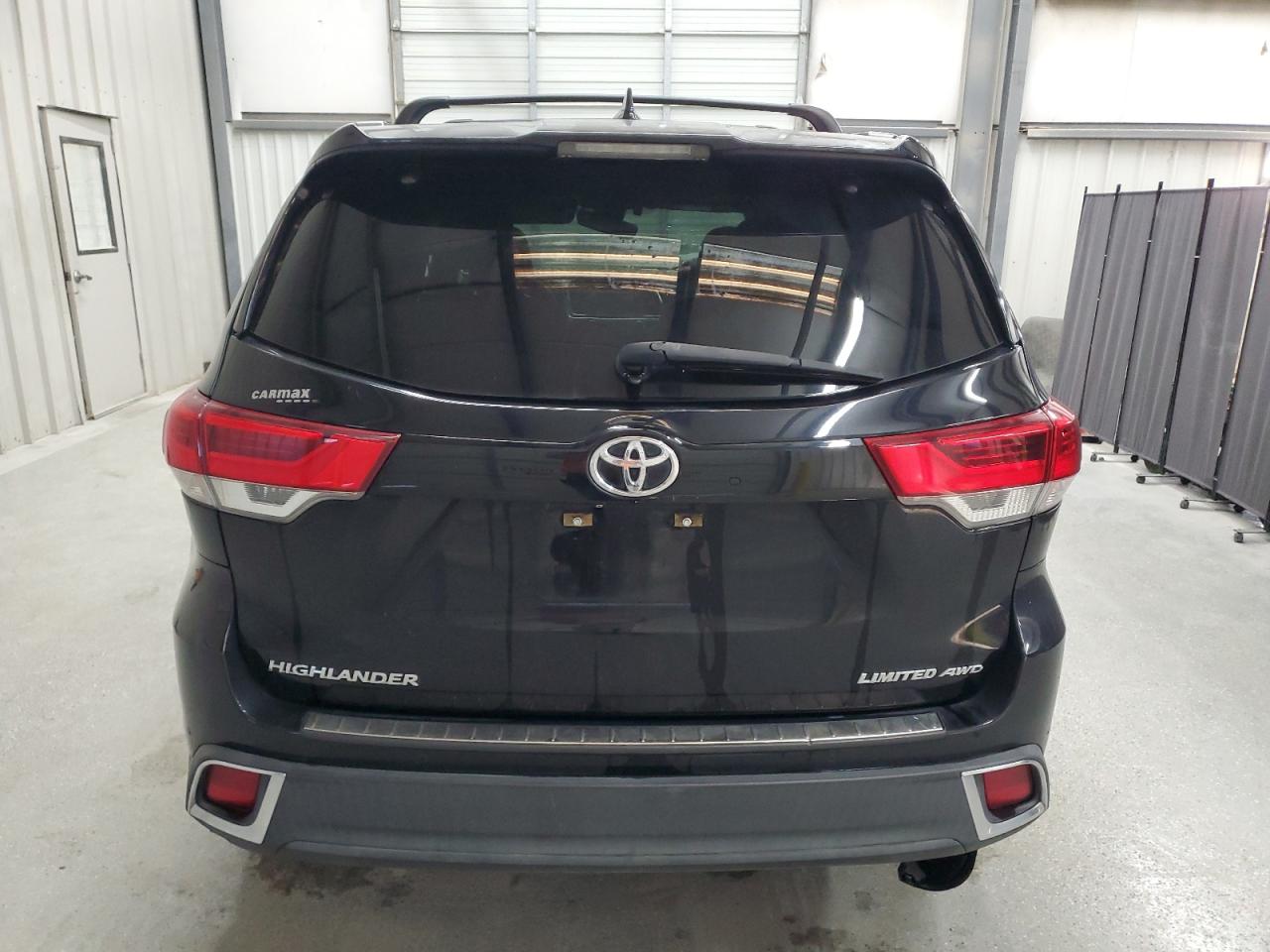 2017 Toyota Highlander - Image 6