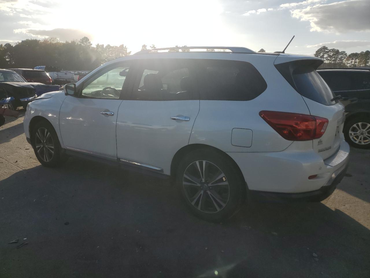 2018 Nissan Pathfinder - Image 2