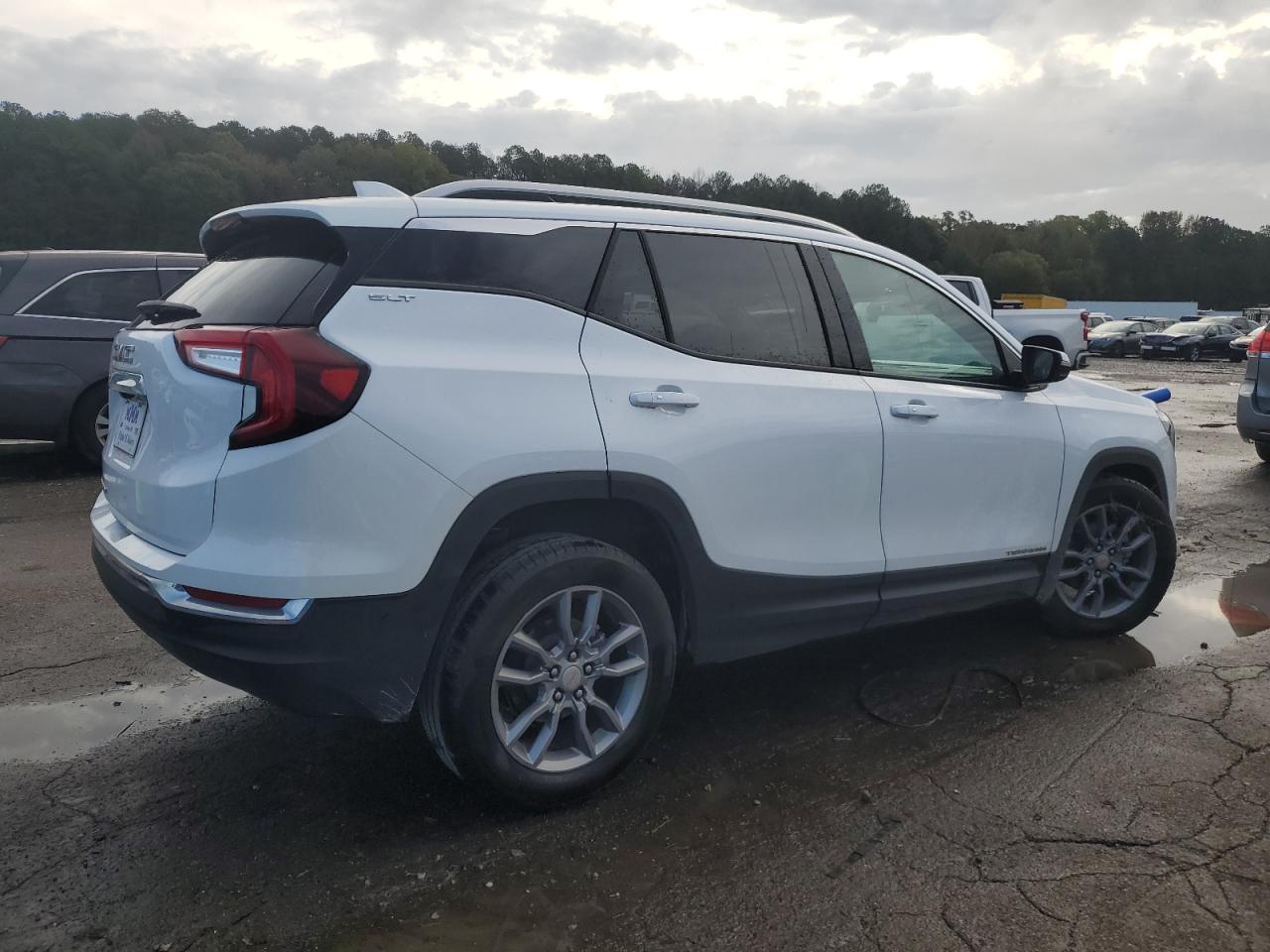 2022 GMC Terrain - Image 3