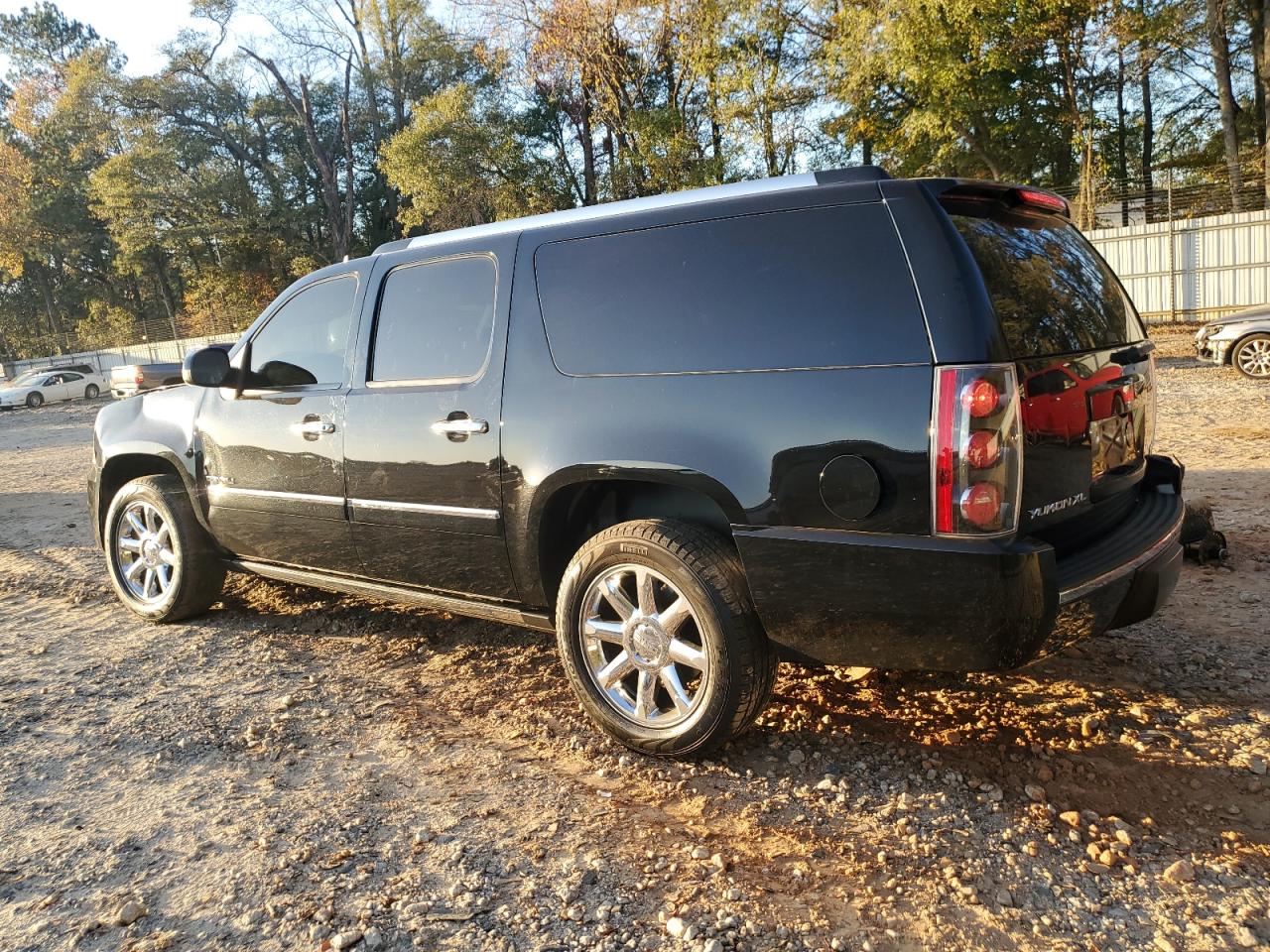 2013 GMC Yukon - Image 2
