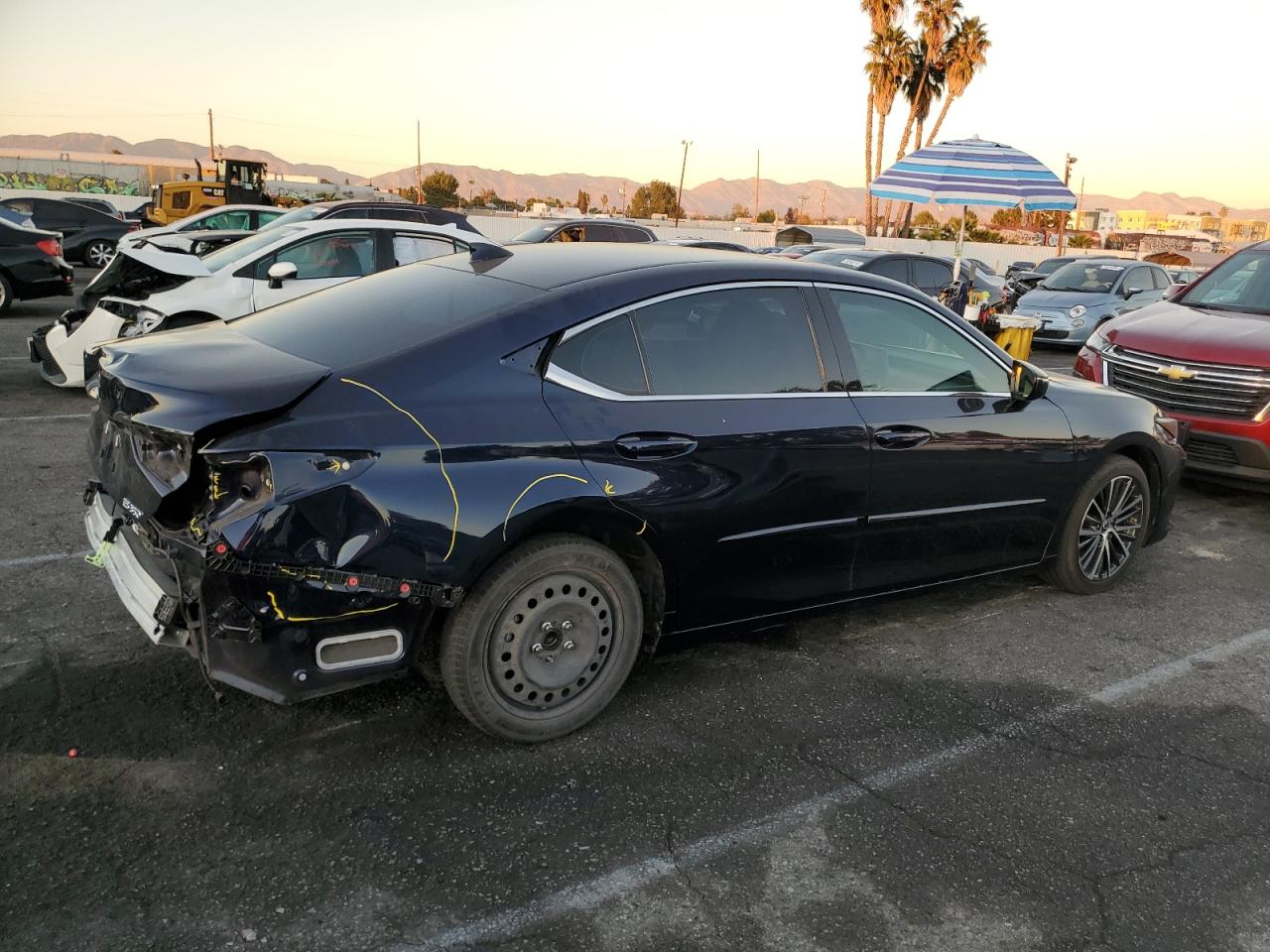 2022 Lexus ES - Image 3