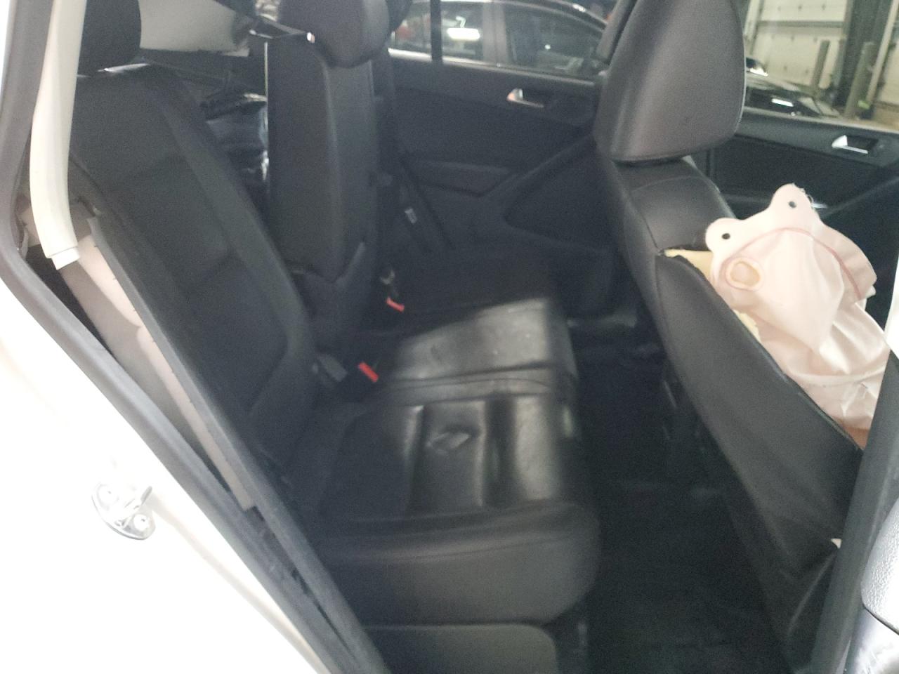 2017 Volkswagen Tiguan - Image 11