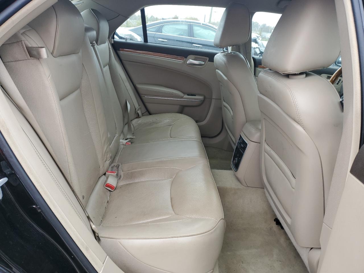 2014 Chrysler 300 - Image 10
