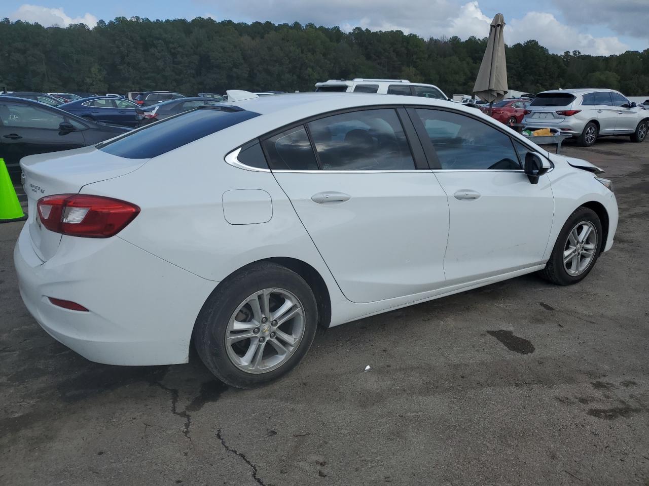 2018 Chevrolet Cruze - Image 3