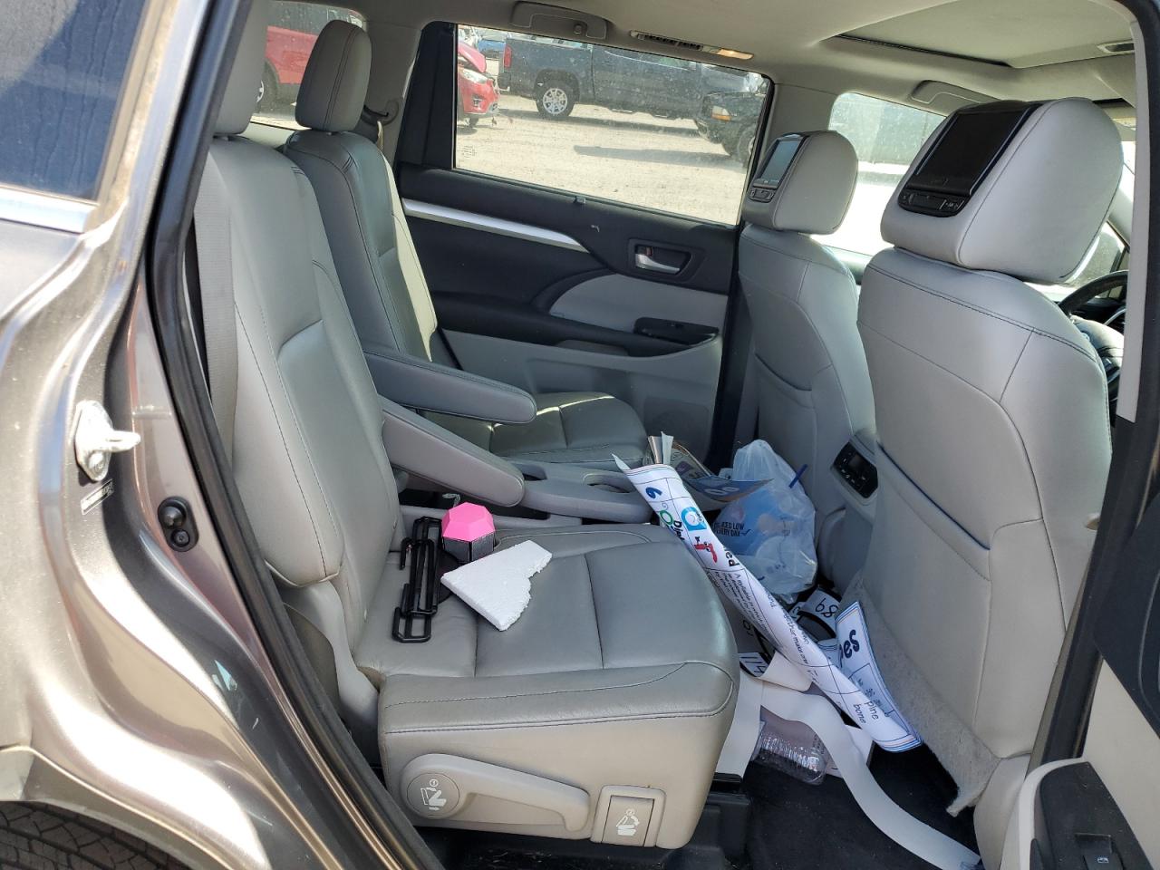 2014 Toyota Highlander - Image 11