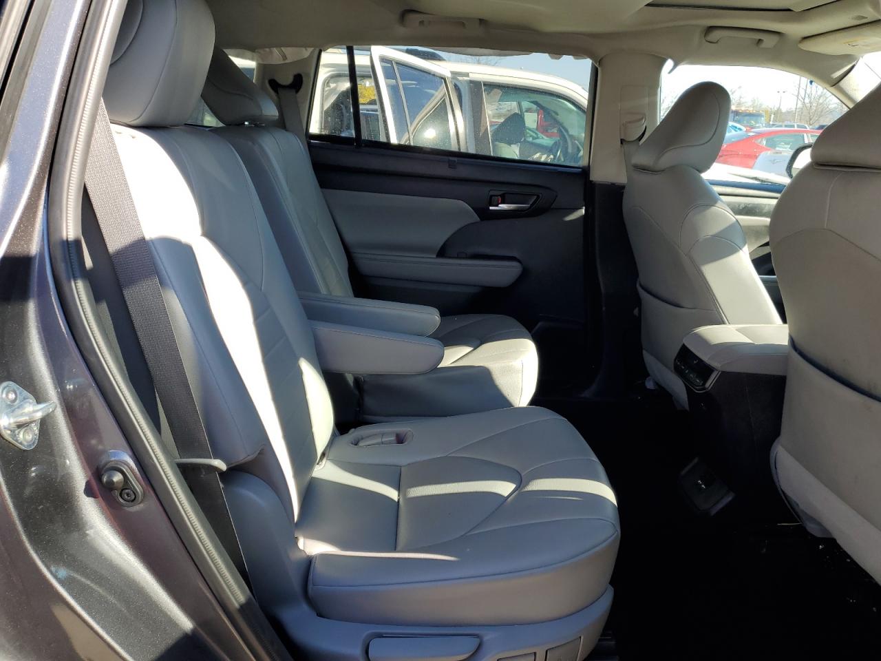 2021 Toyota Highlander - Image 11
