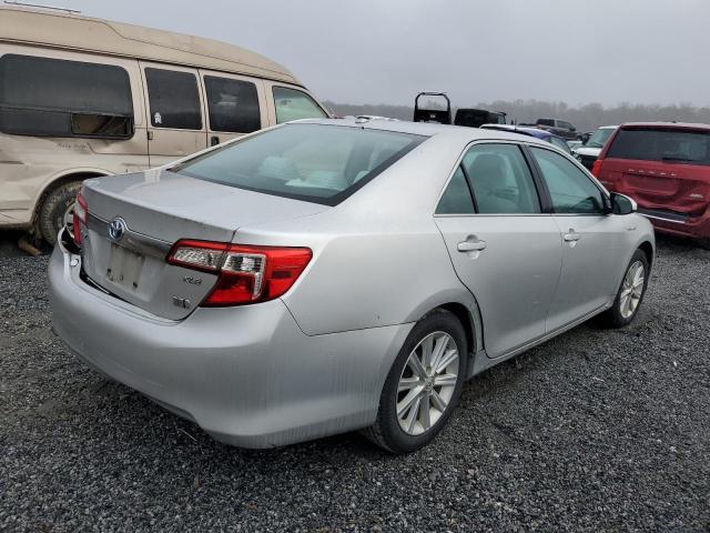 Седани TOYOTA CAMRY 2014 Сріблястий