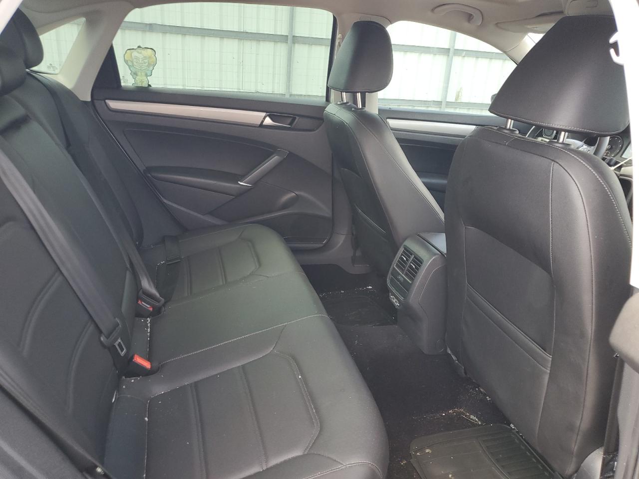 2021 Volkswagen Passat - Image 10
