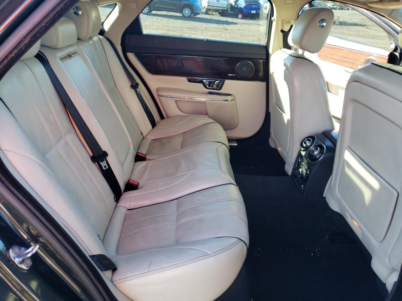 2015 Jaguar XJ - Image 10