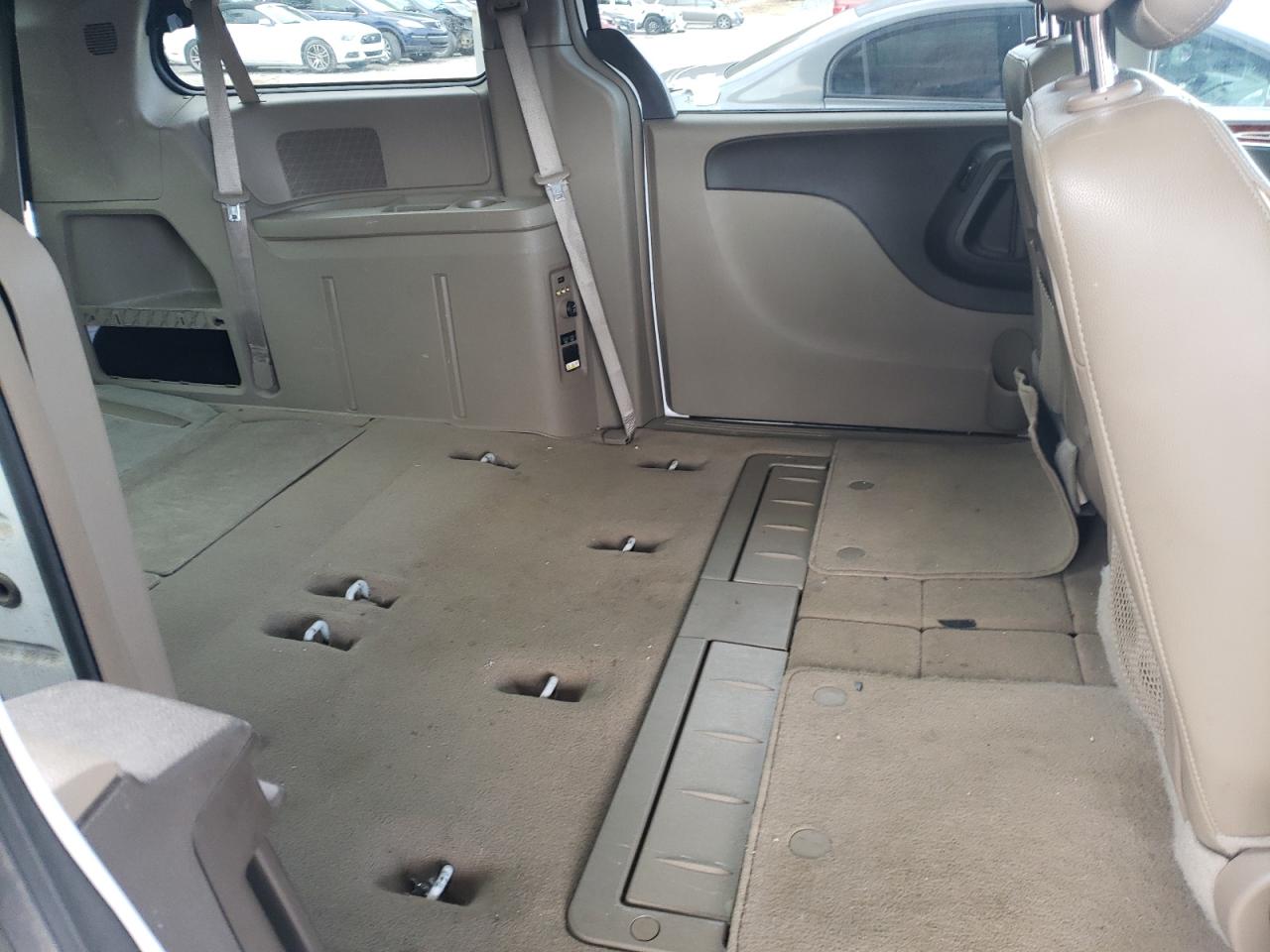 2014 Chrysler Town & Country - Image 11